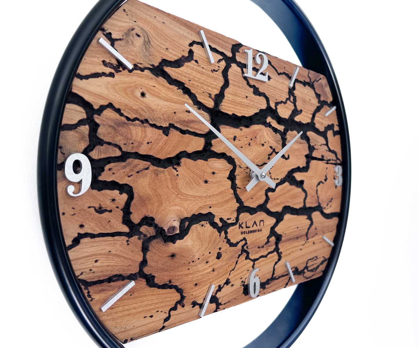 Detailaufnahme der einzigartigen Blitzstruktur im Ulmenholz der handgefertigten Wanduhr NO 572