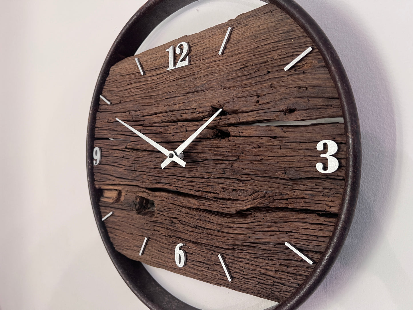 Wanduhr aus Altholz Eiche 40 cm – mit original stahlt Ring
NO 556 40cm