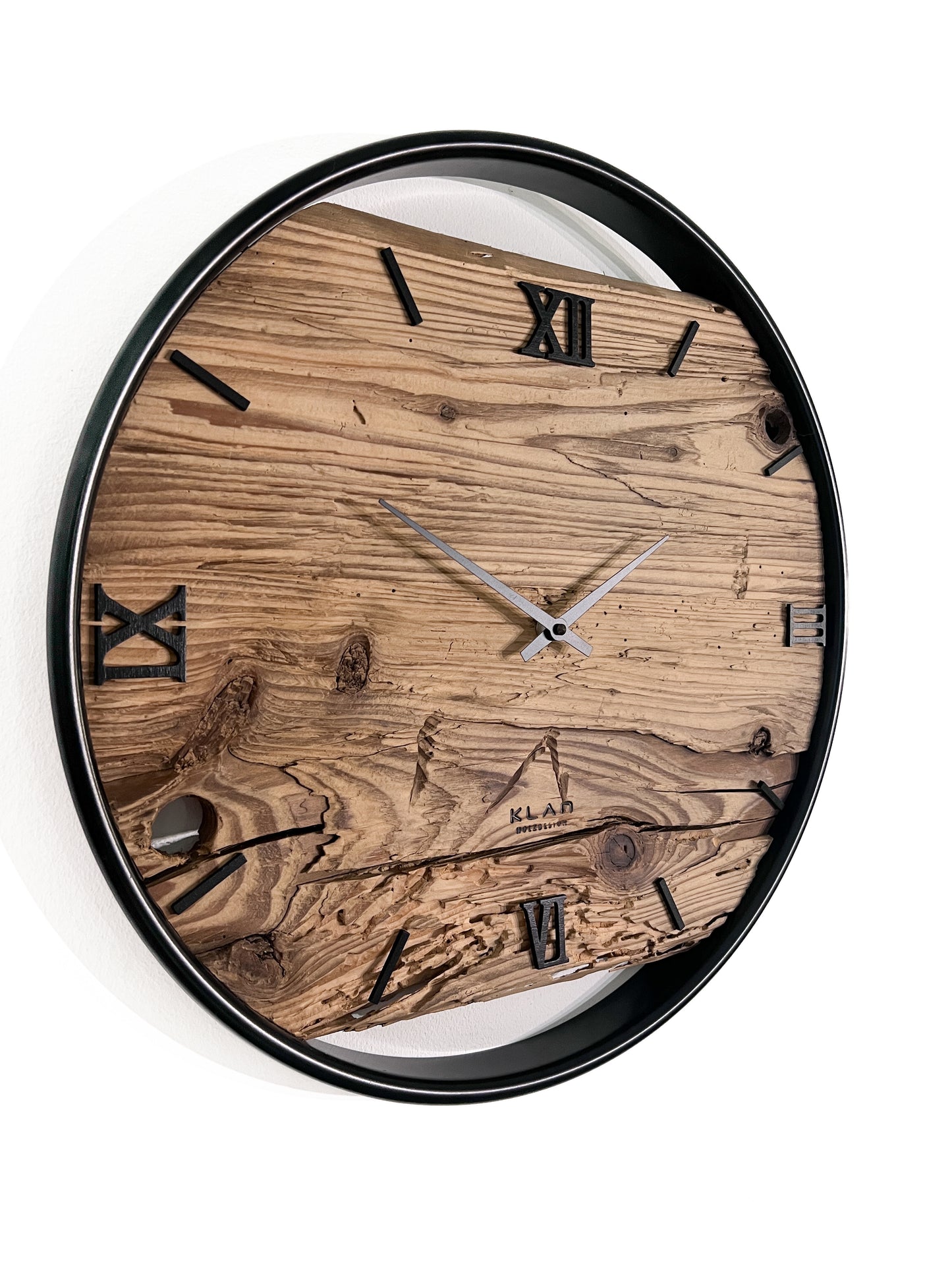 Wanduhr aus Altholz No 540    45cm
