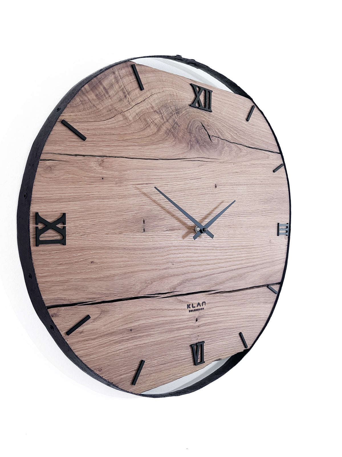 Seitenansicht einer handgefertigten Wanduhr aus Altholz Eiche mit originalem Weinfassring
