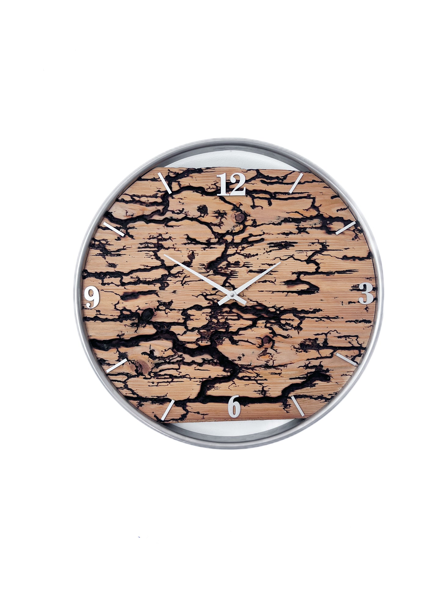 Handgefertigte Wanduhr aus Fichte 45 cm mit Blitzstruktur und geschliffenem Edelstahlring – Unikat NO 574