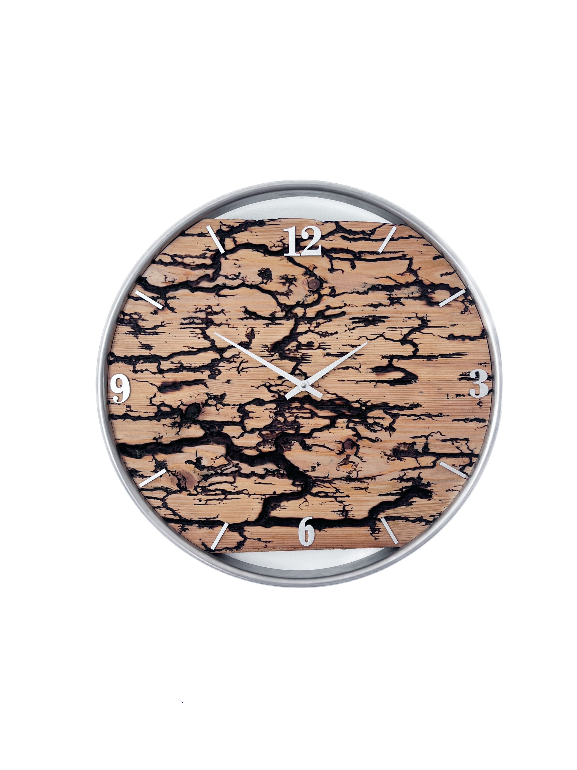 Handgefertigte Wanduhr aus Fichte 45 cm mit Blitzstruktur und geschliffenem Edelstahlring – Unikat NO 574