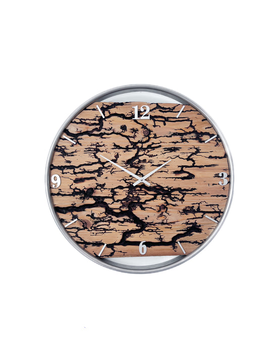 Handgefertigte Wanduhr aus Fichte 45 cm mit Blitzstruktur und geschliffenem Edelstahlring – Unikat NO 574