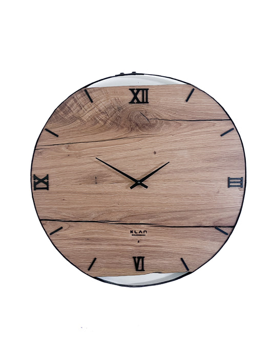 Handgefertigte Wanduhr aus Altholz Eiche 55 cm mit originalem Weinfassring und rustikaler Holzstruktur