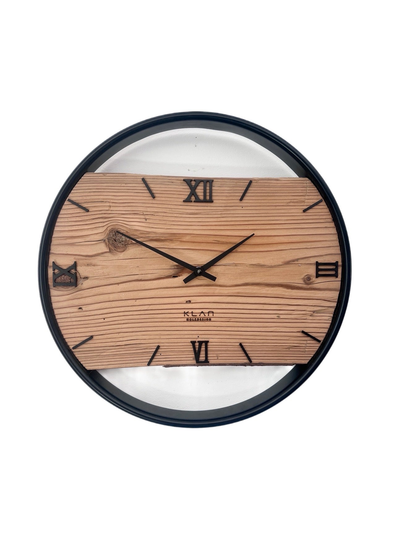 Wanduhr aus Altholz Fichte 40 cm in Seitenansicht mit schwarzem Edelstahlring und römischen Ziffern