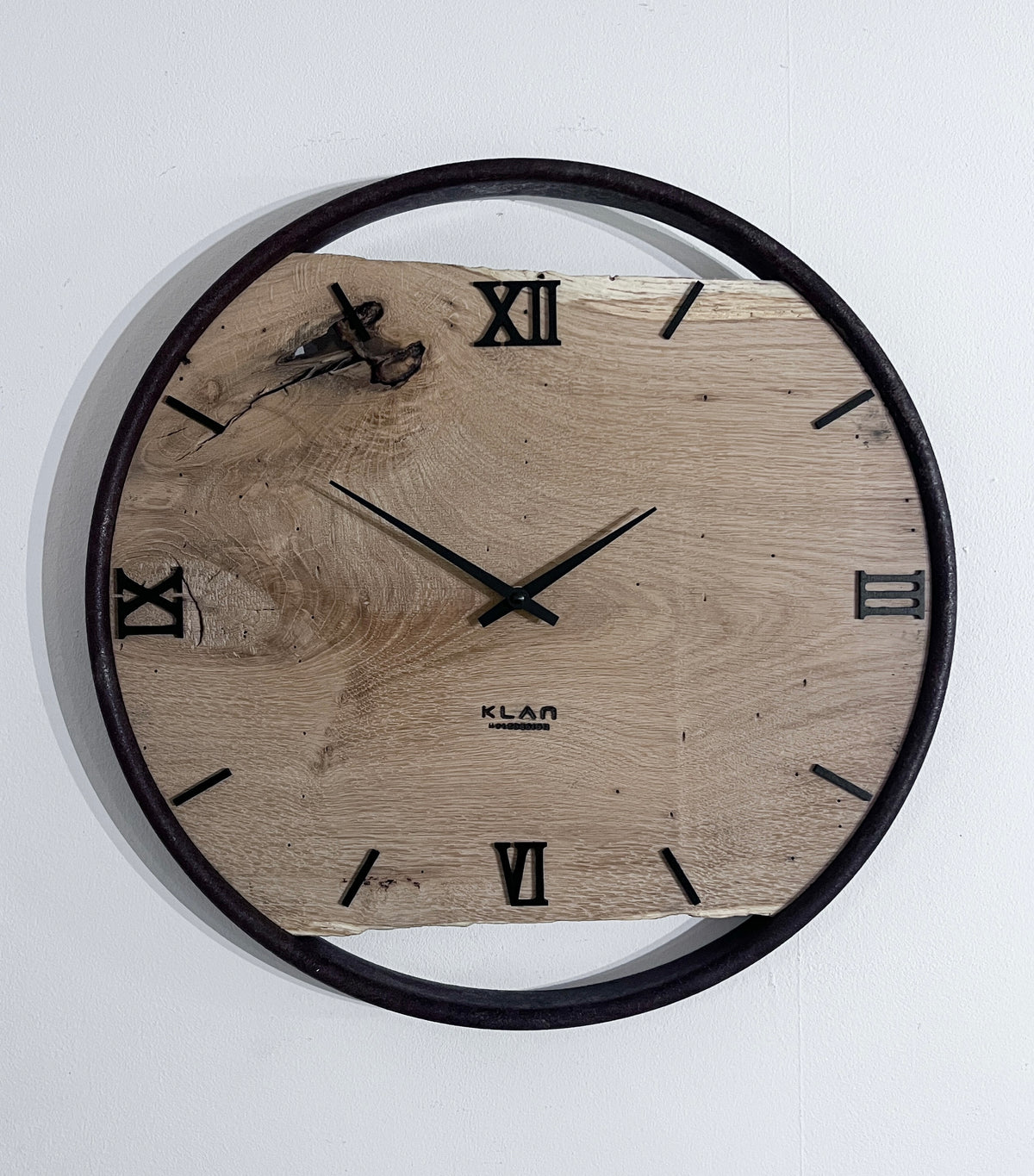 Handgefertigte Wanduhr aus Eiche 45 cm mit Ring im Rostlook und schwarzen römischen Ziffern – Unikat NO 577