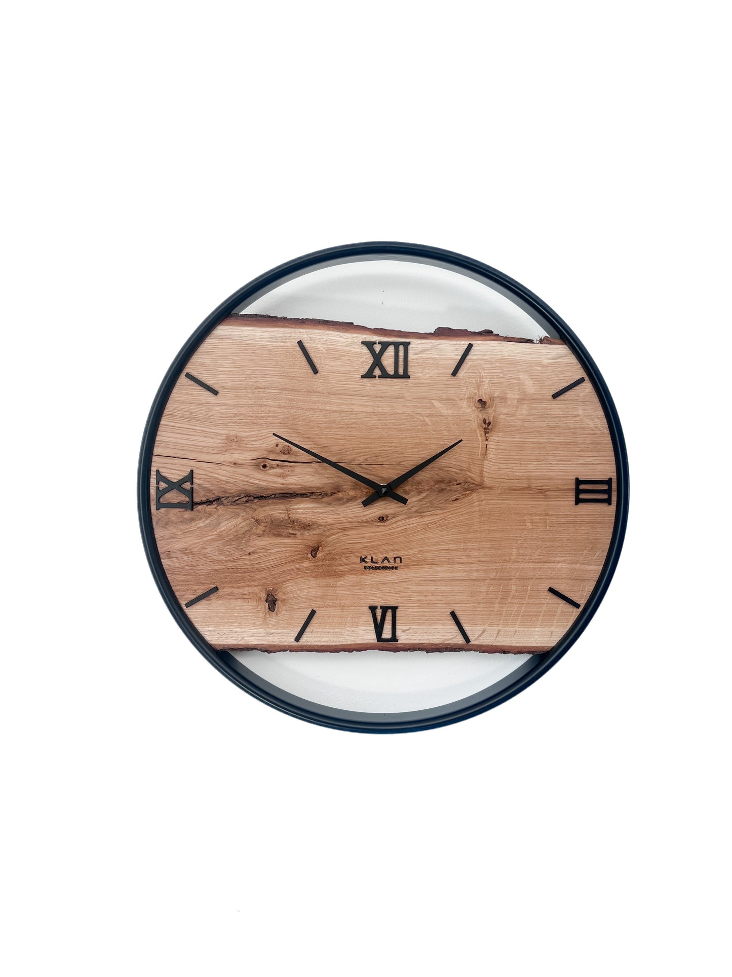 Handgefertigte Wanduhr aus Eiche 45 cm mit Naturkante, schwarzen römischen Ziffern und schwarzem Edelstahlring