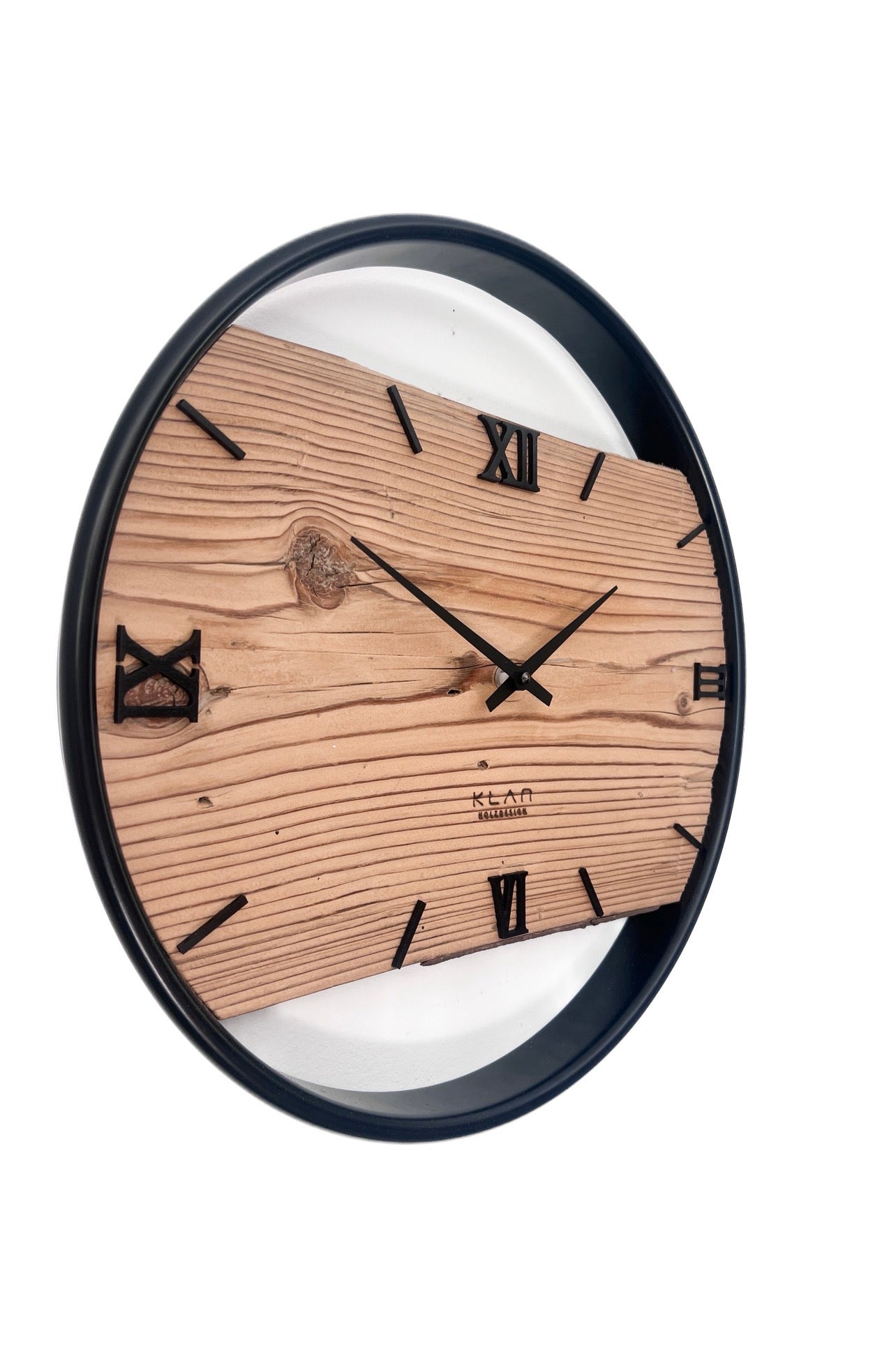 Handgefertigte Wanduhr aus Altholz Fichte 40 cm mit schwarzem Edelstahlring – Unikat NO 568