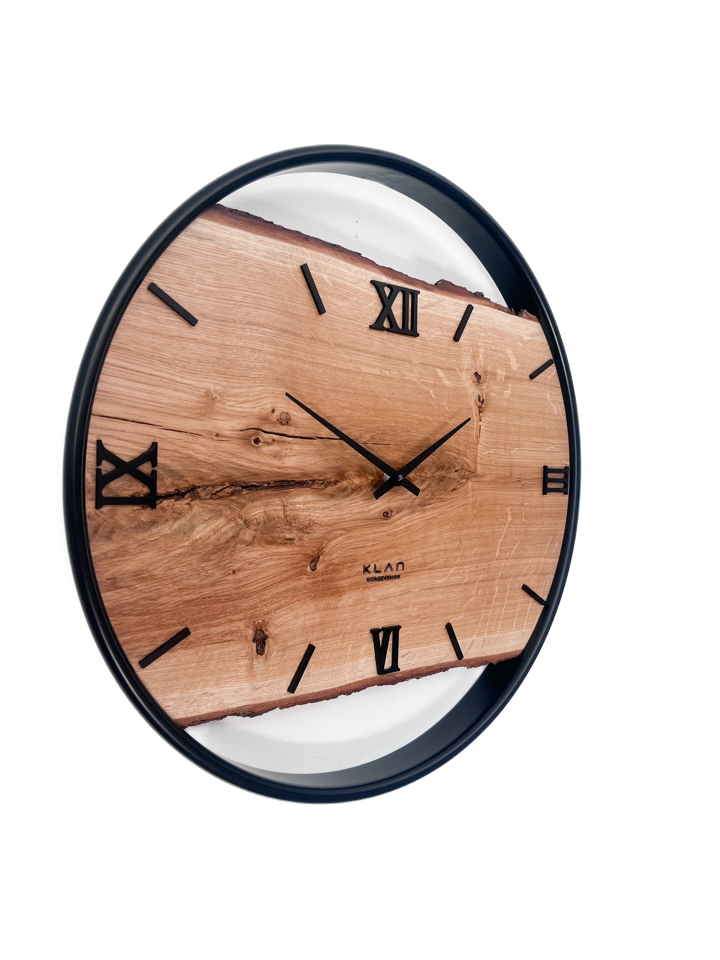 Seitenansicht der handgefertigten Wanduhr aus Eiche 45 cm mit Naturkante und schwarzem Edelstahlring – Unikat No. 566