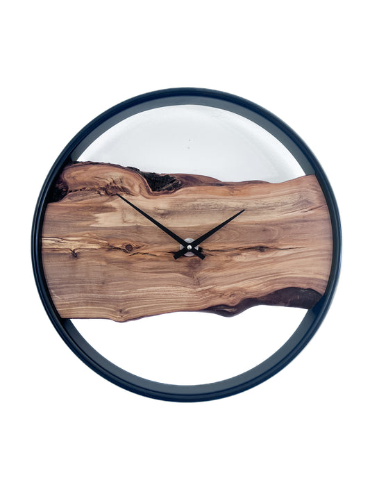 Handgefertigte Wanduhr aus Ulme 40 cm mit schwarzem Edelstahlring und natürlicher Holzmaserung – Unikat NO 576