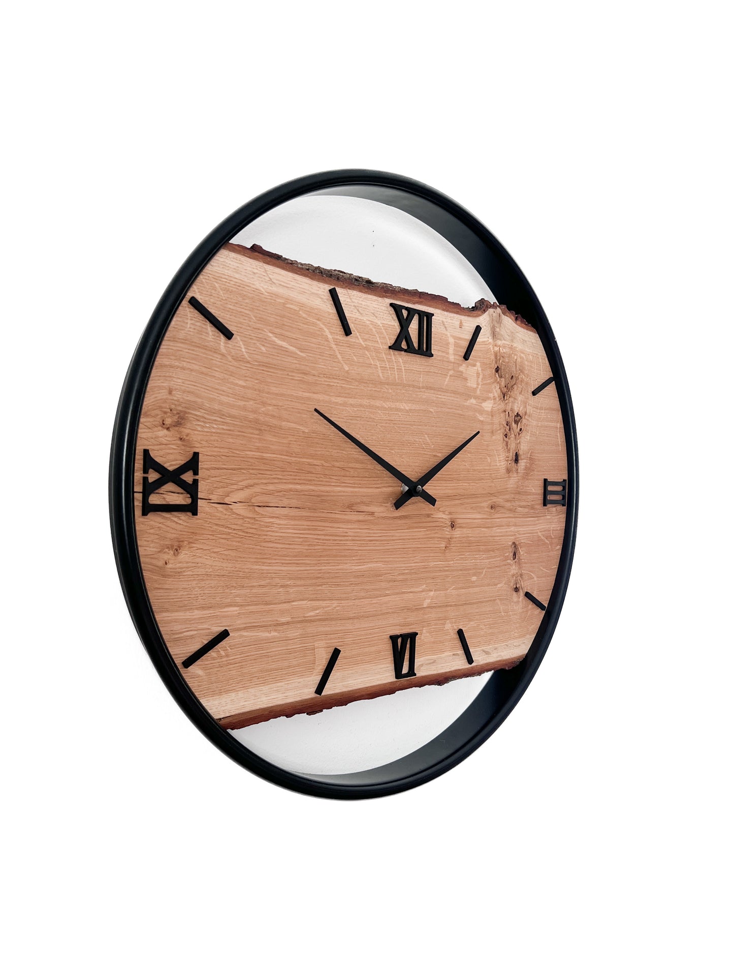 Handgefertigte Wanduhr aus Eiche 45 cm mit Naturkante & schwarzem Edelstahlring – Unikat No. 567