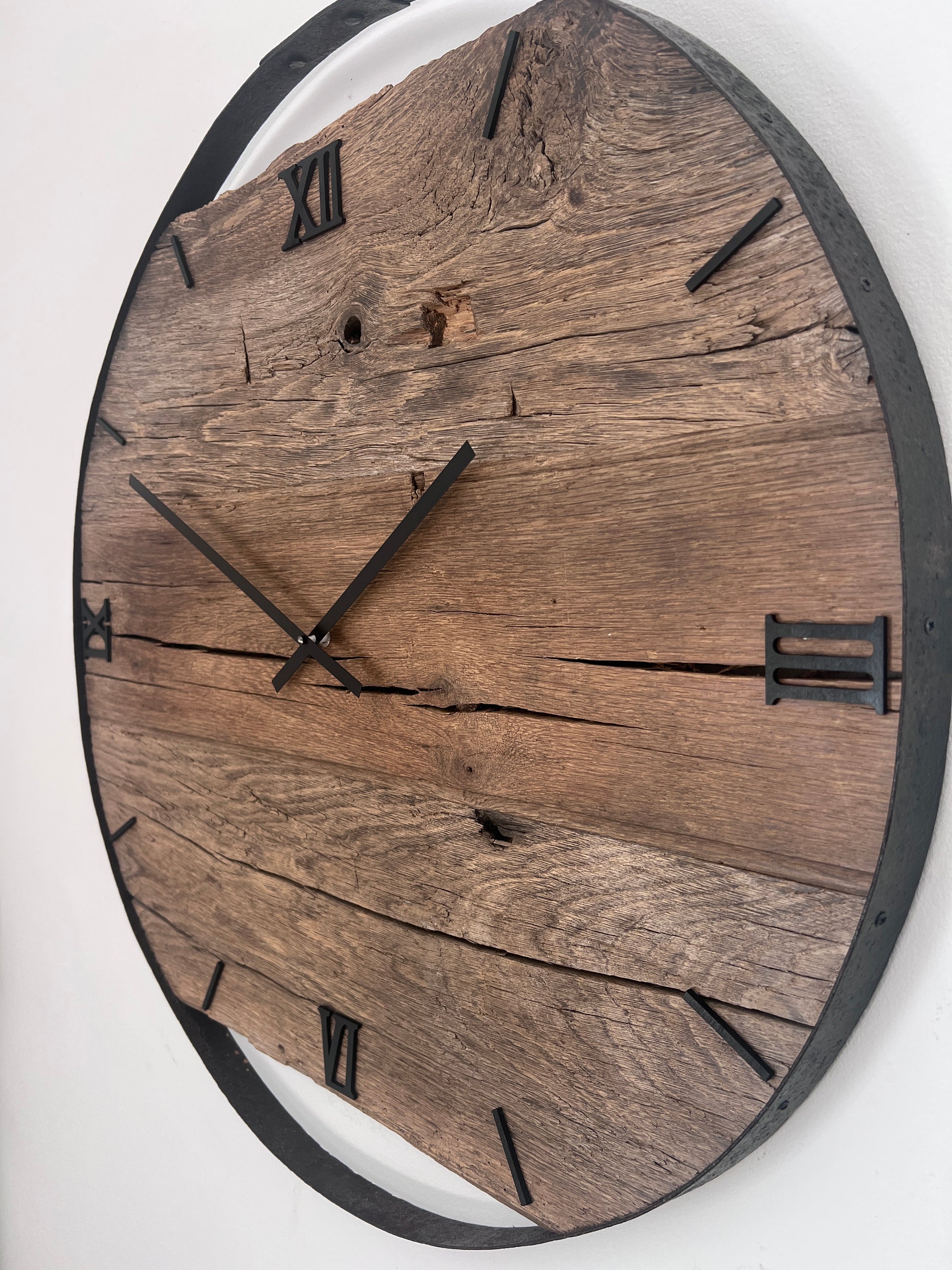 wanduhr-eiche-altholz-78cm-edelstahlring-seitenansicht.png