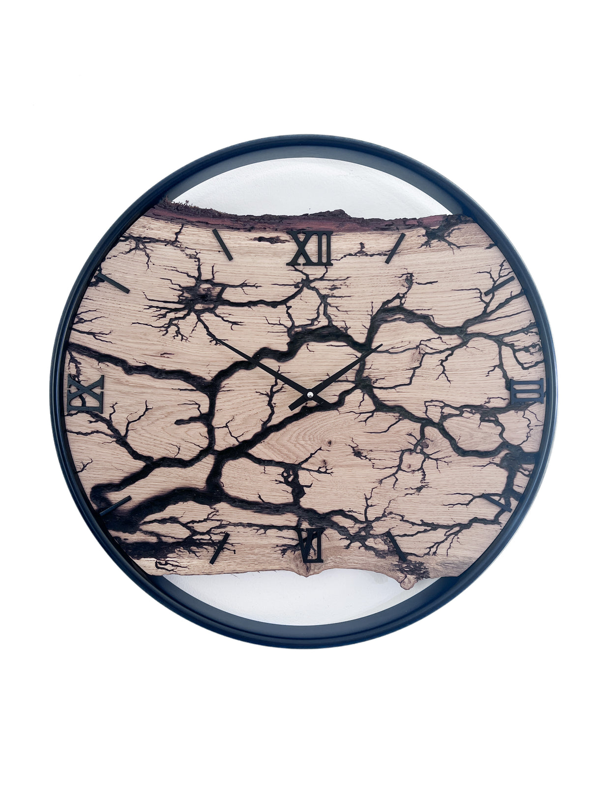 Handgefertigte Wanduhr aus Eiche 50 cm mit Blitzstruktur, Naturkante und schwarzem Edelstahlring – Unikat NO 575