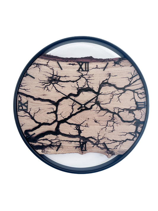 Handgefertigte Wanduhr aus Eiche 50 cm mit Blitzstruktur, Naturkante und schwarzem Edelstahlring – Unikat NO 575
