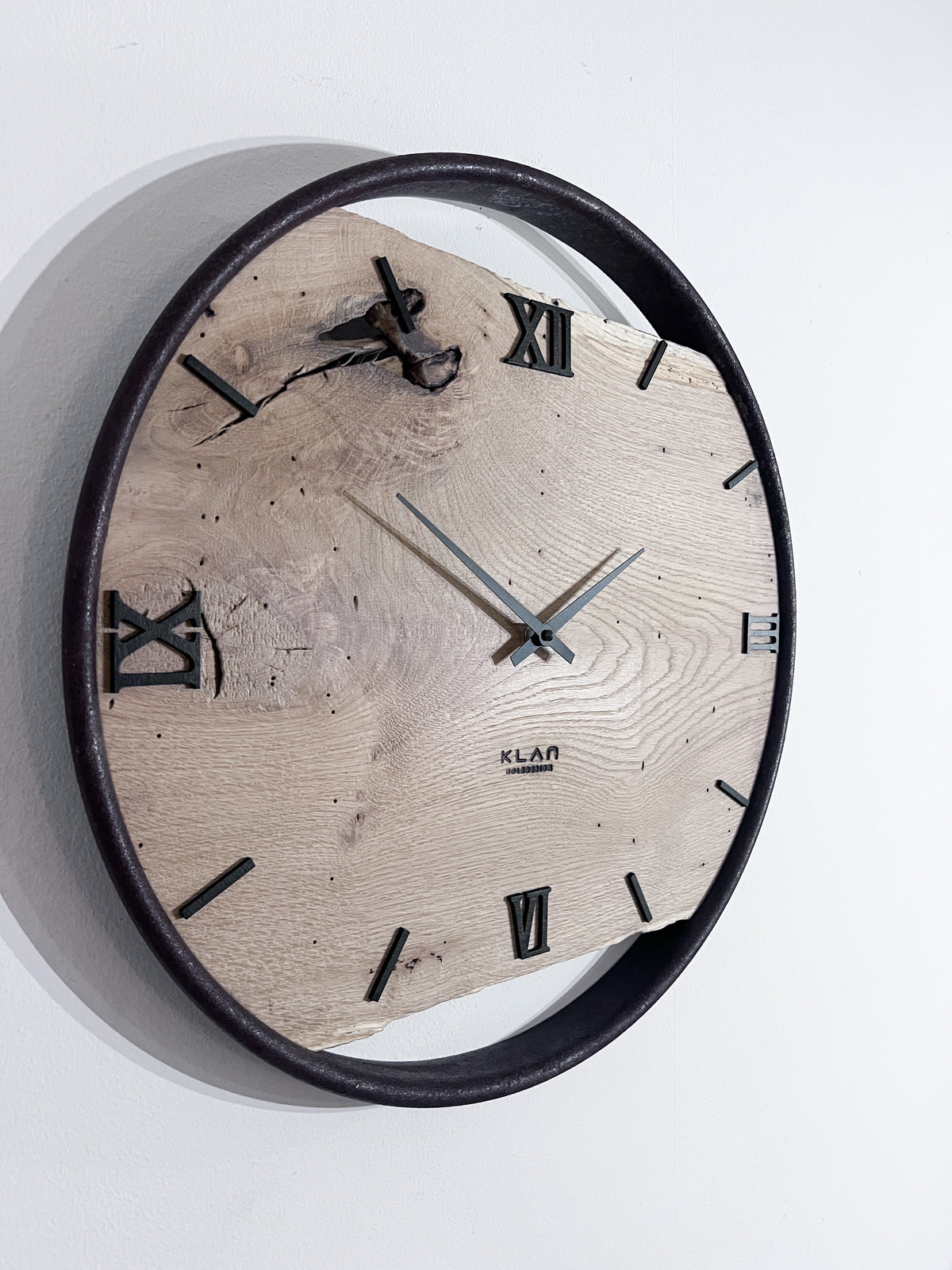 Seitenansicht der 45 cm Wanduhr aus Eiche mit rustikalem Ring im Rostlook – NO 577