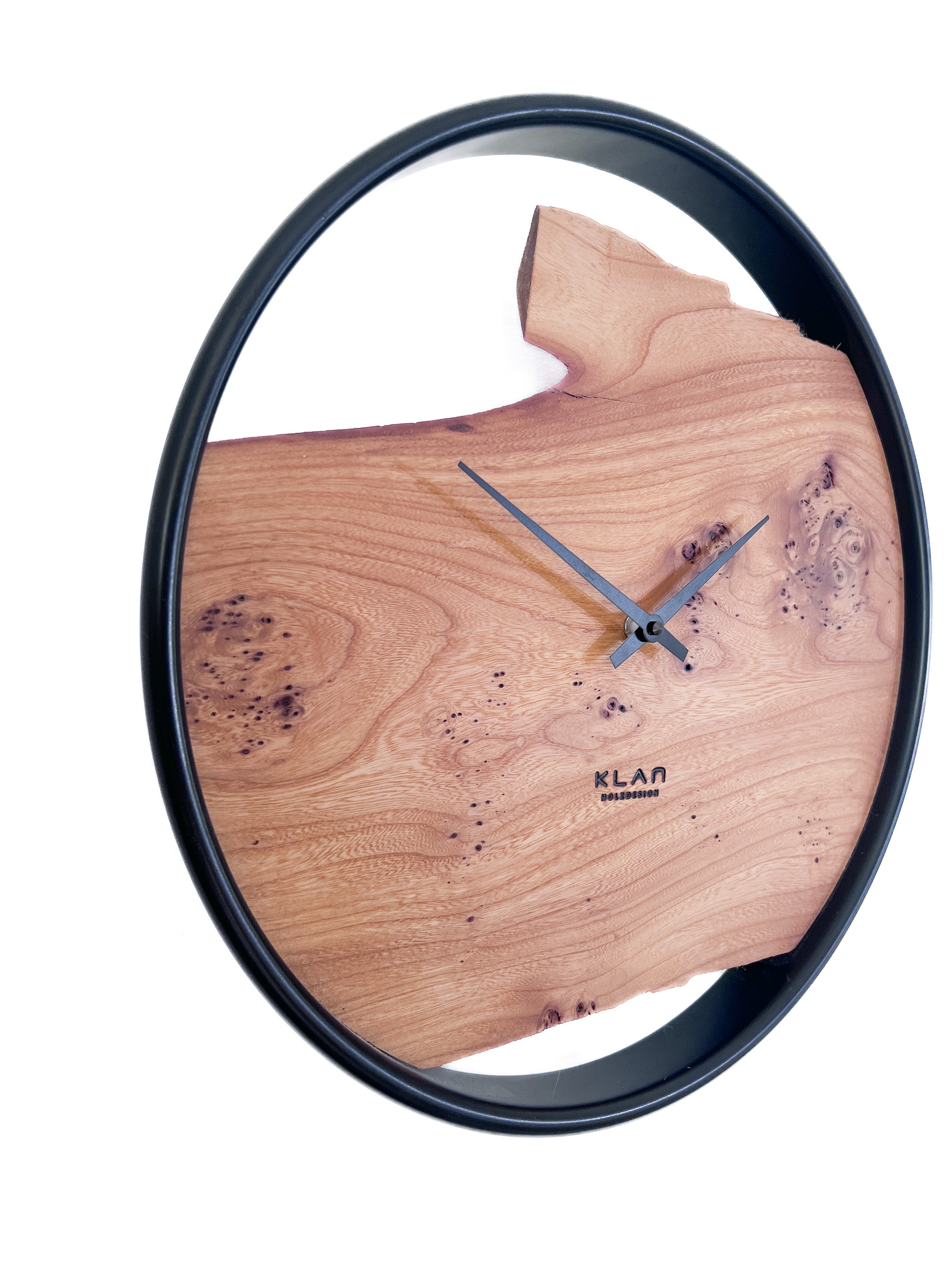 Seitliche Ansicht der 40 cm Wanduhr aus massiver Ulme mit Naturkante und schwarzem Edelstahlring – Unikat NO 573