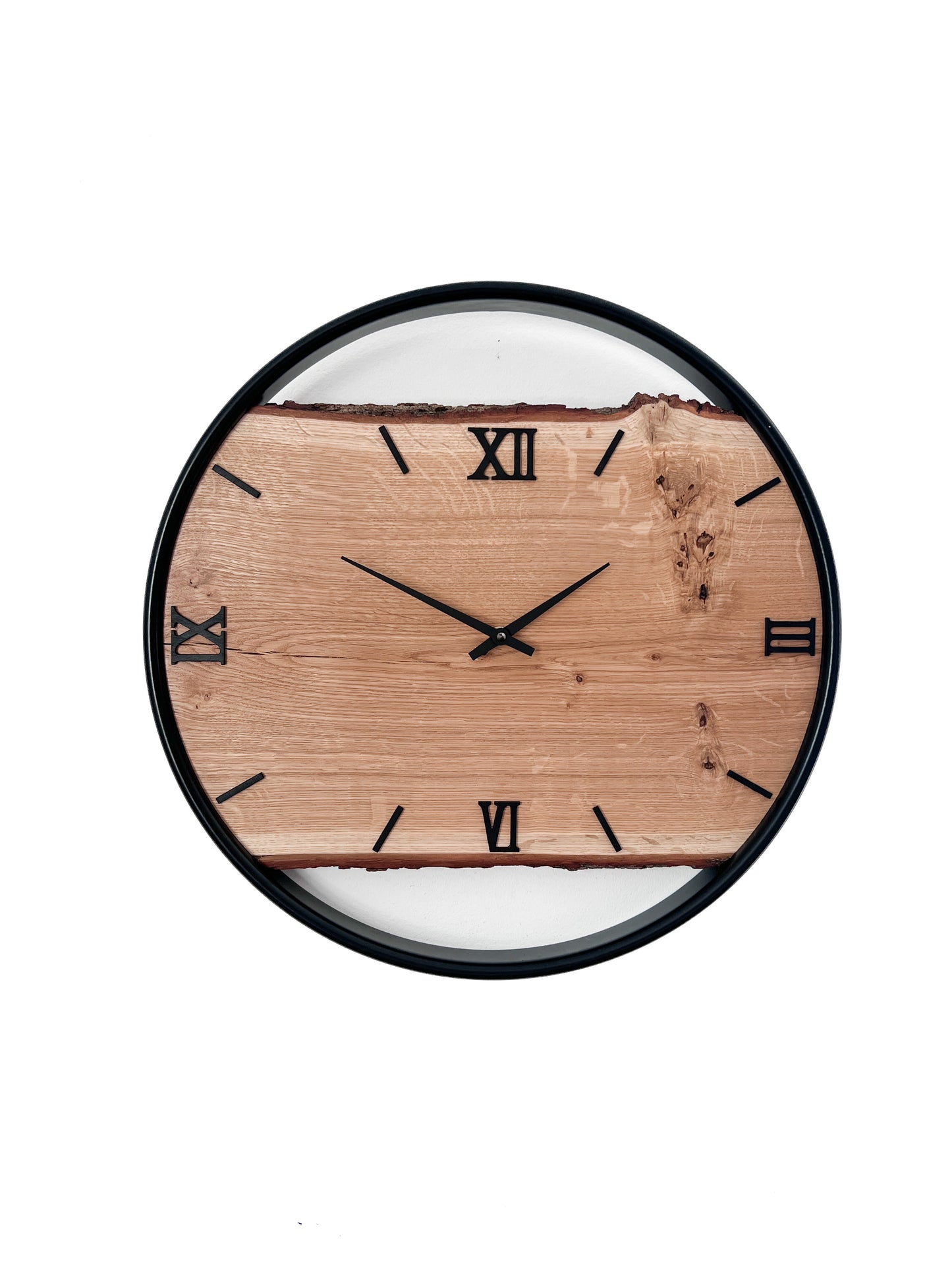 Handgefertigte Wanduhr aus Eiche 45 cm mit Naturkante & schwarzem Edelstahlring – Unikat No. 567