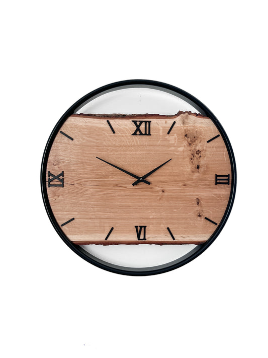 Handgefertigte Wanduhr aus Eiche 45 cm mit Naturkante & schwarzem Edelstahlring – Unikat No. 567