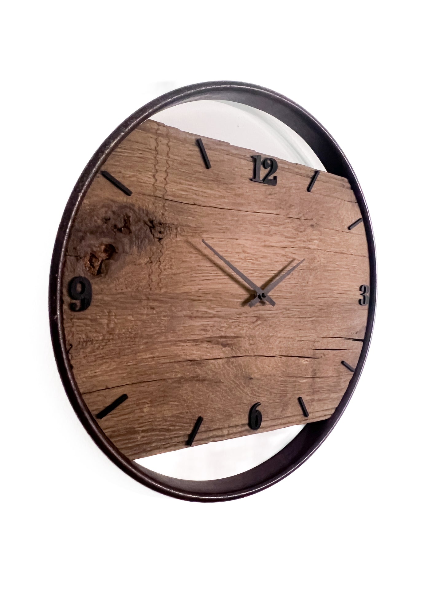 Wanduhr aus Altholz No 551    50cm