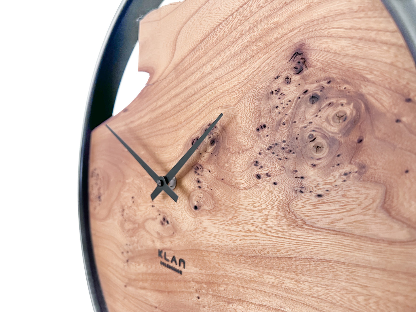 Detailaufnahme der natürlichen Maserung und markanten Verwachsungen der Ulmenholz Wanduhr NO 573 von KLAN-Holzdesign