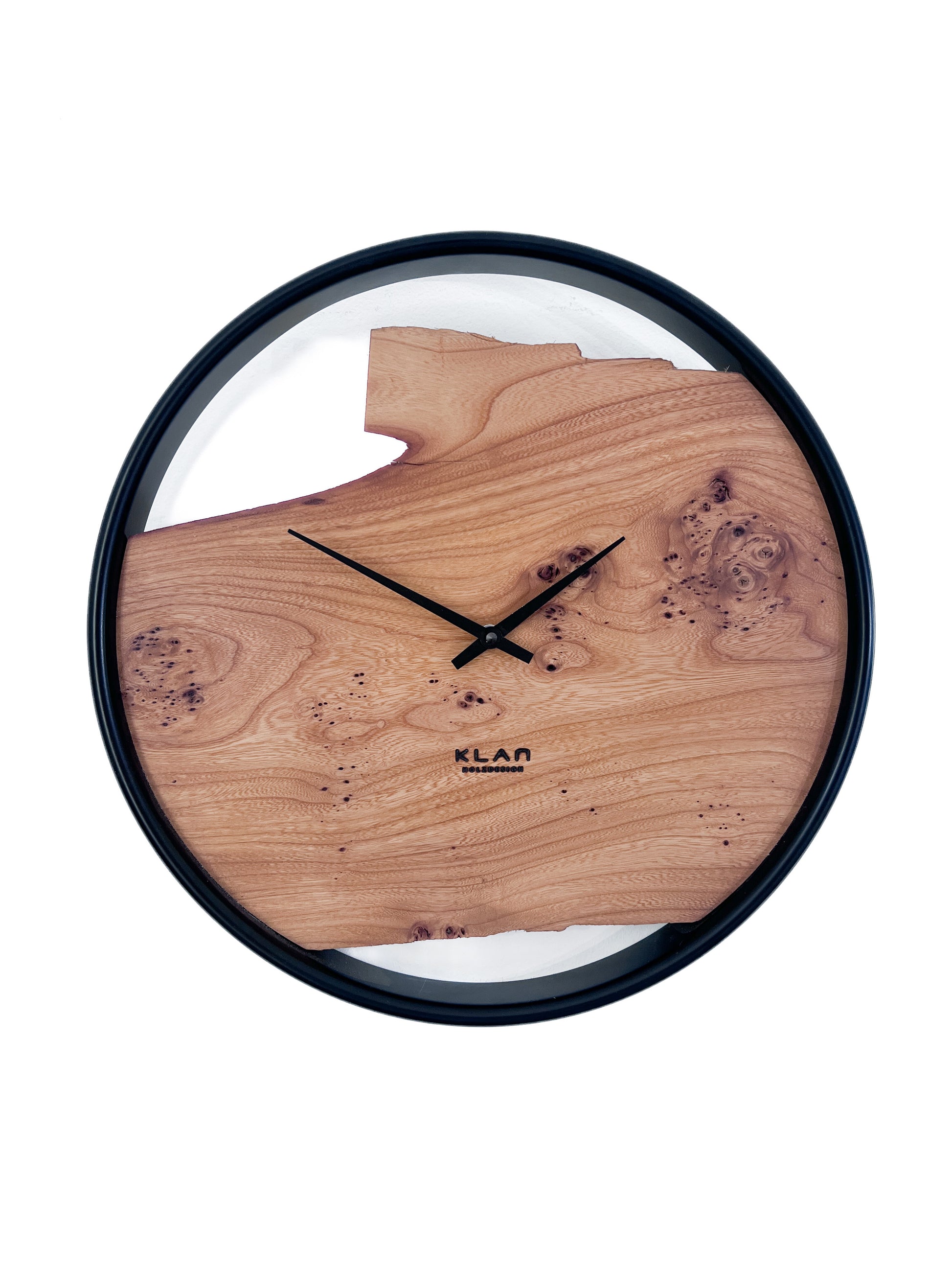 Handgefertigte Wanduhr aus Ulme 40 cm mit Naturkante und schwarzem Edelstahlring – KLAN-Holzdesign NO 573