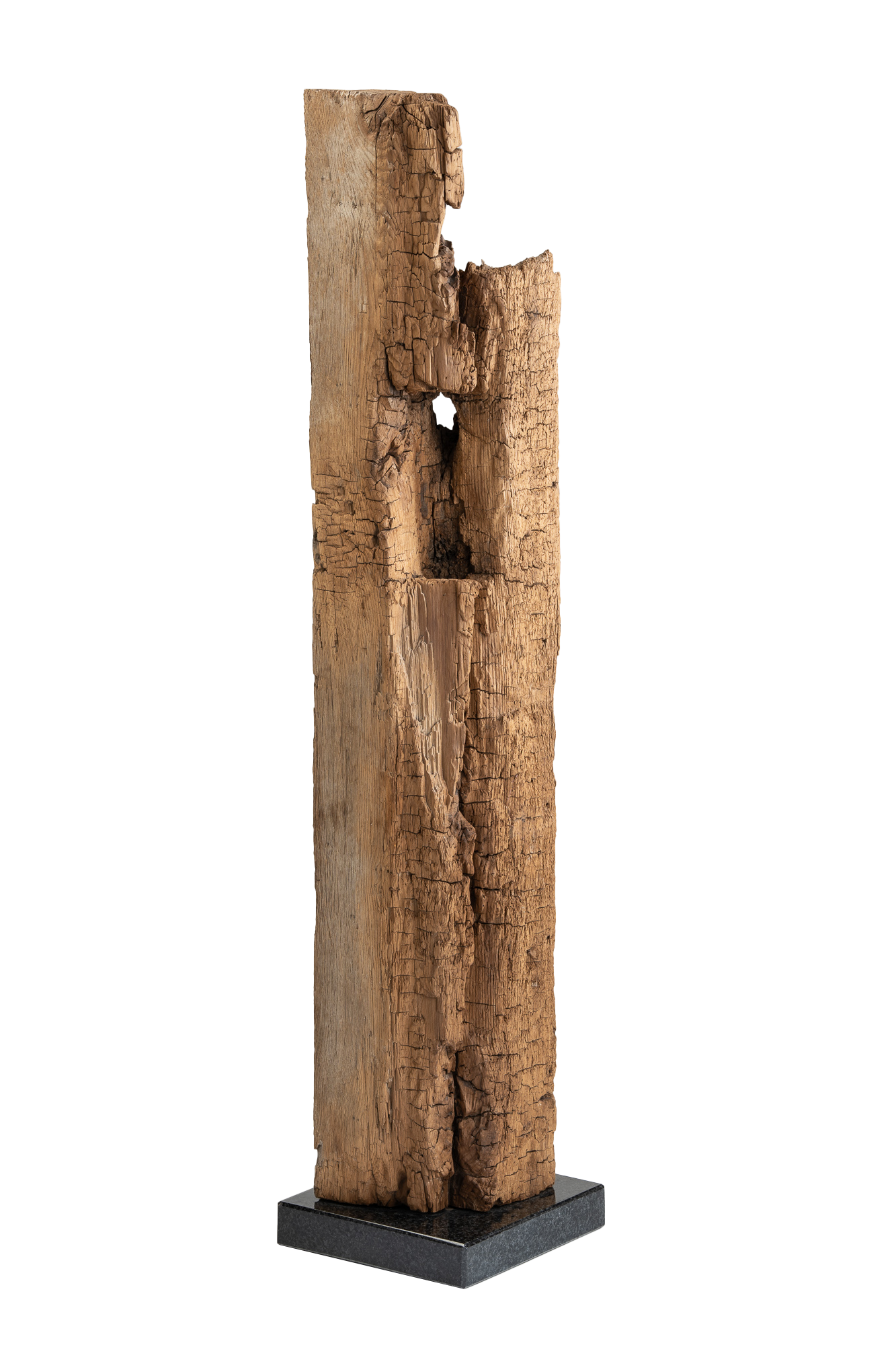 Eine Eichenholz-Skulptur, die auf einem steinernen Sockel steht. Die Skulptur zeigt eine abstrakte Form, die aus dem Eichenholz geschnitzt wurde. Die natürliche Maserung des Holzes ist sichtbar und verleiht der Skulptur eine warme und organische Ästhetik. Die Skulptur steht stabil auf einem massiven Steinsockel, der ihr eine solide Basis verleiht. Die Kombination aus Holz und Stein schafft eine harmonische Verbindung von Natur und Handwerkskunst.