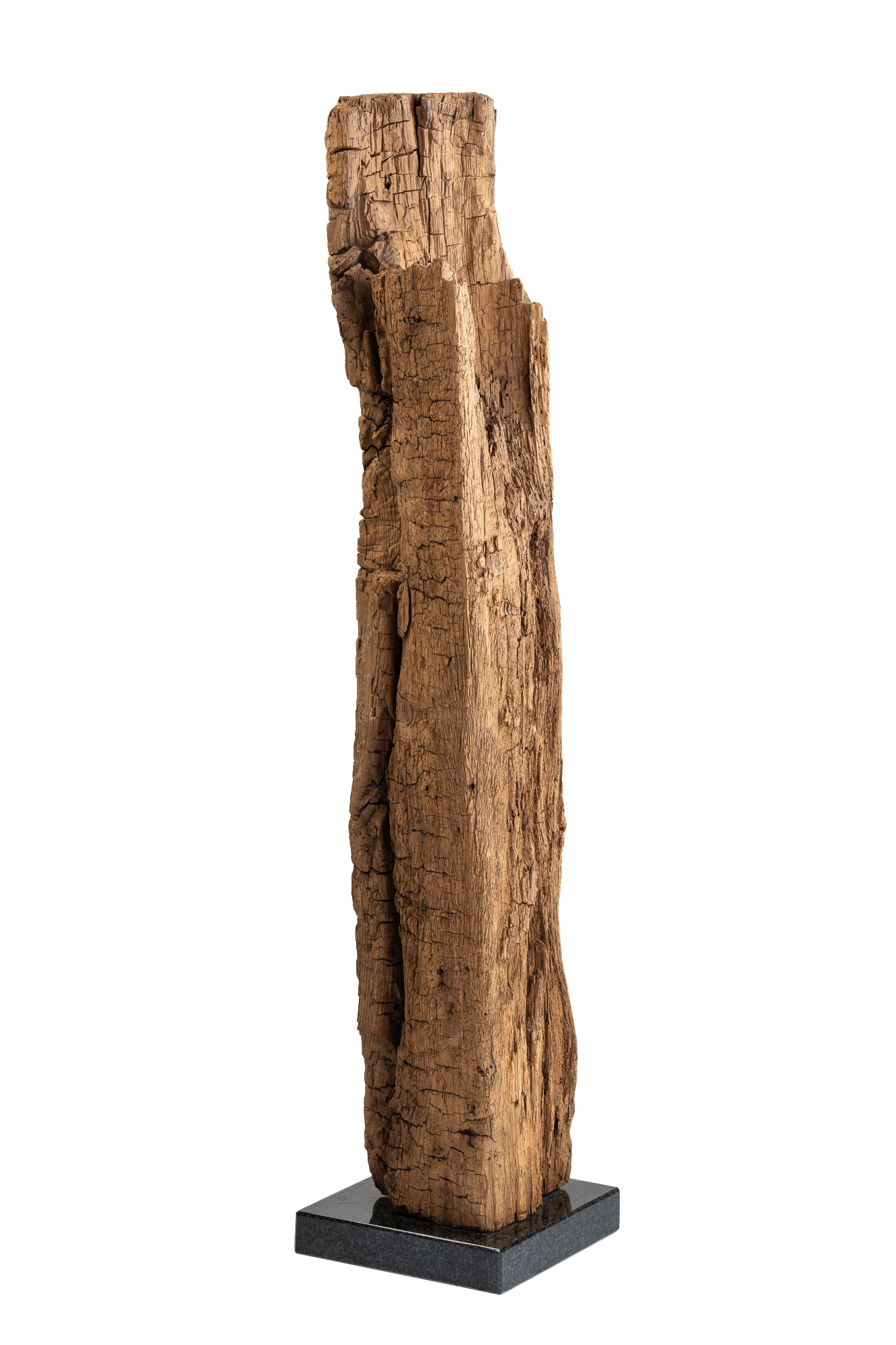 Eine Eichenholz-Skulptur, die auf einem steinernen Sockel steht. Die Skulptur zeigt eine abstrakte Form, die aus dem Eichenholz geschnitzt wurde. Die natürliche Maserung des Holzes ist sichtbar und verleiht der Skulptur eine warme und organische Ästhetik. Die Skulptur steht stabil auf einem massiven Steinsockel, der ihr eine solide Basis verleiht. Die Kombination aus Holz und Stein schafft eine harmonische Verbindung von Natur und Handwerkskunst.
