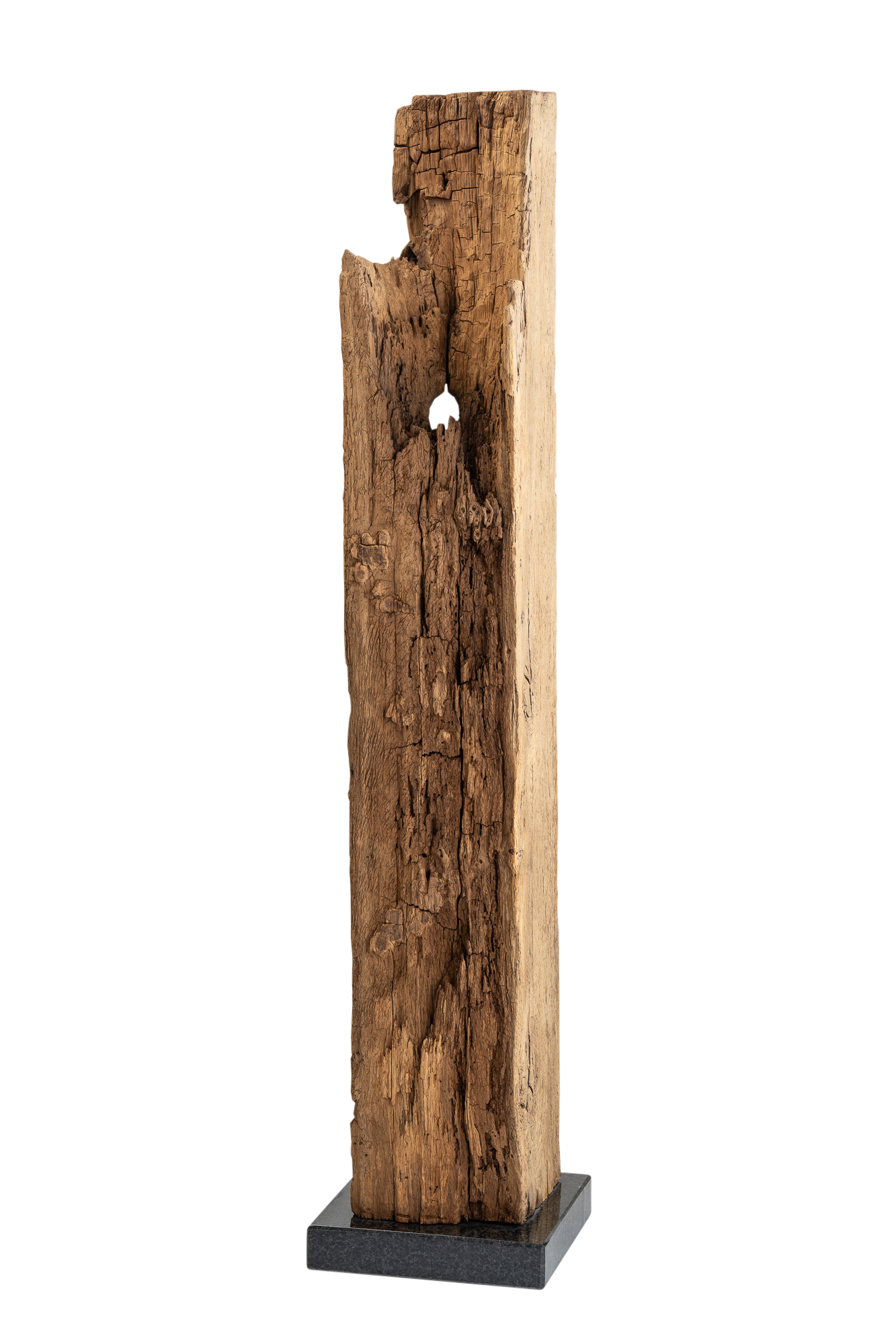 Eine Eichenholz-Skulptur, die auf einem steinernen Sockel steht. Die Skulptur zeigt eine abstrakte Form, die aus dem Eichenholz geschnitzt wurde. Die natürliche Maserung des Holzes ist sichtbar und verleiht der Skulptur eine warme und organische Ästhetik. Die Skulptur steht stabil auf einem massiven Steinsockel, der ihr eine solide Basis verleiht. Die Kombination aus Holz und Stein schafft eine harmonische Verbindung von Natur und Handwerkskunst.