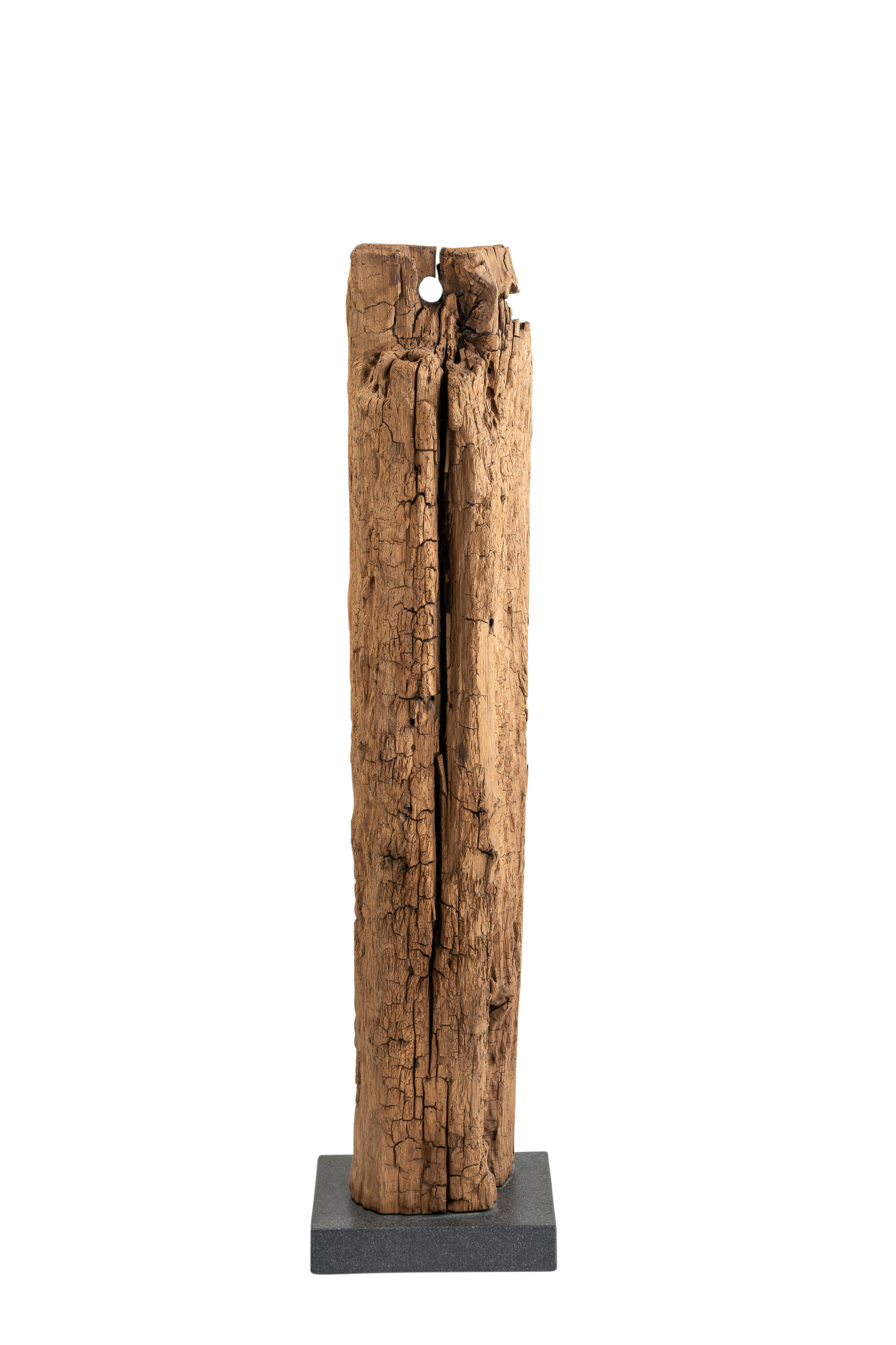 Eine Eichenholz-Skulptur, die auf einem steinernen Sockel steht. Die Skulptur zeigt eine abstrakte Form, die aus dem Eichenholz geschnitzt wurde. Die natürliche Maserung des Holzes ist sichtbar und verleiht der Skulptur eine warme und organische Ästhetik. Die Skulptur steht stabil auf einem massiven Steinsockel, der ihr eine solide Basis verleiht. Die Kombination aus Holz und Stein schafft eine harmonische Verbindung von Natur und Handwerkskunst.