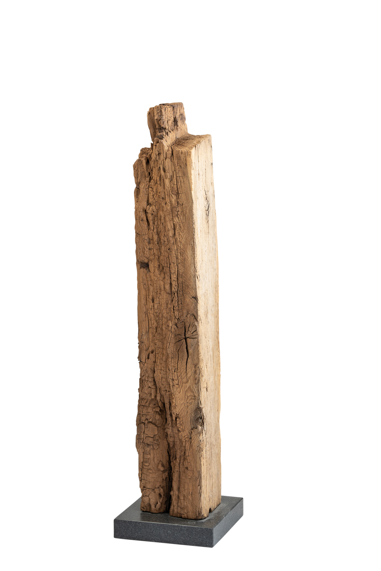 Eine Eichenholz-Skulptur, die auf einem steinernen Sockel steht. Die Skulptur zeigt eine abstrakte Form, die aus dem Eichenholz geschnitzt wurde. Die natürliche Maserung des Holzes ist sichtbar und verleiht der Skulptur eine warme und organische Ästhetik. Die Skulptur steht stabil auf einem massiven Steinsockel, der ihr eine solide Basis verleiht. Die Kombination aus Holz und Stein schafft eine harmonische Verbindung von Natur und Handwerkskunst.